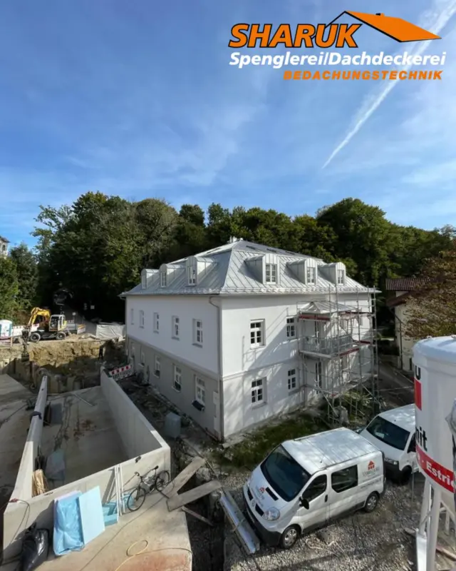 So sieht’s aus, wenn ein Projekt langsam fertig wird 👌
Viel Arbeit, viel Einsatz – aber genau dafür lieben wir unseren Job.
💪 Lust mit anzupacken?
Wir suchen neue Leute fürs Team – den Kontakt findest du in der Bio 
 
#spenglerei #dachdeckerei #jobimhandwerk #rosenheim #dachliebe