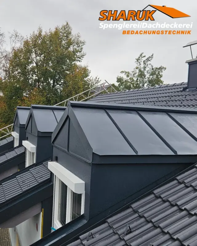 Gauben eingebaut, Blech sauber gekantet, alles dicht👌
Bereit für die nächsten Jahre. 
Macht stolz, wenn’s so aufgeht 😊 
 
#spenglerei #dachhandwerk #rosenheim #dachgauben #qualitätsarbeit