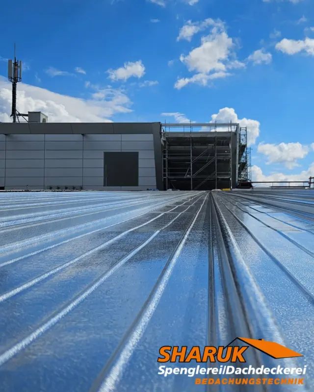 Glänzendes Dach, blauer Himmel 🌤️
Bestes Frühlingswetter für beste Qualitätsarbeit 💪
 
#rosenheim #handwerkbayern #spenglerei #blechdachliebe #frühlingsdach