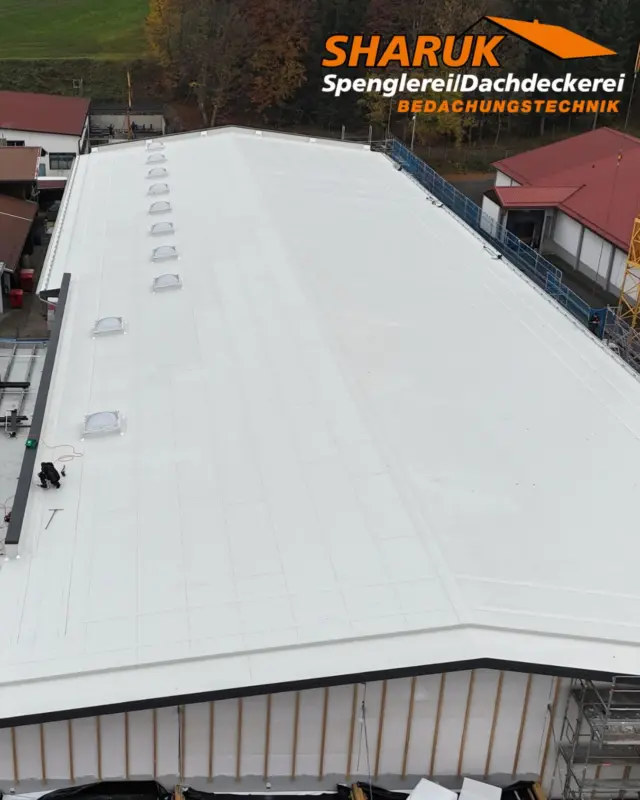 Ob eure Baustelle groß ist, oder klein.
Flachdach, Satteldach oder Dachgauben 🏘️
Dachdecken oder Blecharbeiten.
Neubau oder Sanierung 🛠️
 
Wir sind euer professioneller Partner.
Mit unserem spitzen Team, rocken wir jede Baustelle 🎸
 
#spenglerei #dachdeckerei #rosenheim #handwerkrockt #bayernbaut