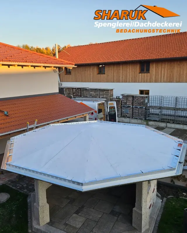 Ihr sucht einen Betrieb, der euer Projekt gemeinsam mit euch 
 📌 plant
 📌 perfektioniert
 📌 und zuverlässig umsetzt?
 
Bei uns seid ihr genau an der richtigen Adresse 👍
Was plant ihr demnächst, wobei wir euch unterstützen könnten?
Schreibt es uns gerne in die Kommentare 👉
 
#spenglerei #dachdeckerei #bayernsdächer #rosenheim #qualitätsarbeit