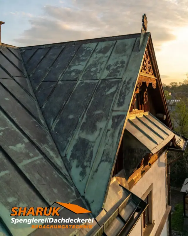 Habt ihr euch schon mal gefragt, warum manche Dächer sich verfärben? 🖌️
Das geschieht tatsächlich durch die Oxidation des Materials und bewirkt, dass sich eine Art Schutzschicht auf das Dach legt, die es vor weiterer Korrosion schützt.
Wenn ihr also das nächste mal ein grünliches oder bläuliches Dach seht, wisst ihr jetzt genau woran das liegt 😊
 
#spenglerei #dachdeckerei #rosenheim #dachliebe #bayern

Zur besseren Illustration verwenden wir in diesem Post KI-unterstützte Bilder.