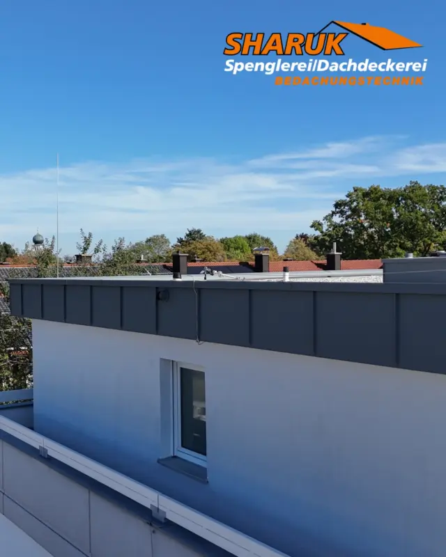 Heute haben wir nochmal einen kleinen Einblick auf eine unserer Baustellen 🏗️
Blechdeckung in Stehfalztechnik mit PREFA - eine der absoluten Königsklassen auf dem Flachdach 👑
Hier kommt es auf höchste Präzision an, damit am Ende nicht nur alles dicht ist, sondern auch Stürme und Schneemassen sicher übersteht. 
 
Möchtest auch du auf so einem Niveau arbeiten?
Mit einem coolen Team, hervorragender Ausstattung und einem traumhaftem Blick über die Dächer Rosenheims?
Dann bewirb dich doch einfach bei uns 😉
Den Kontakt zu uns findest du natürlich in der Bio 👉
 
#spenglerei #dachdeckerei #rosenheim #bayernsdächer #bewirbdich